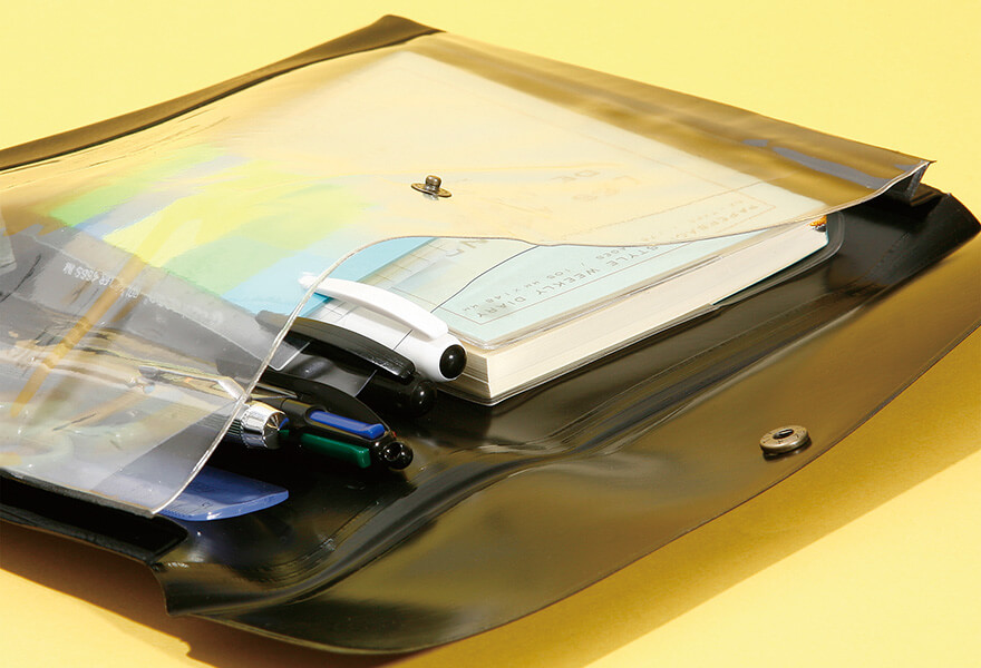 全面クリアポケットと仕切りポケット