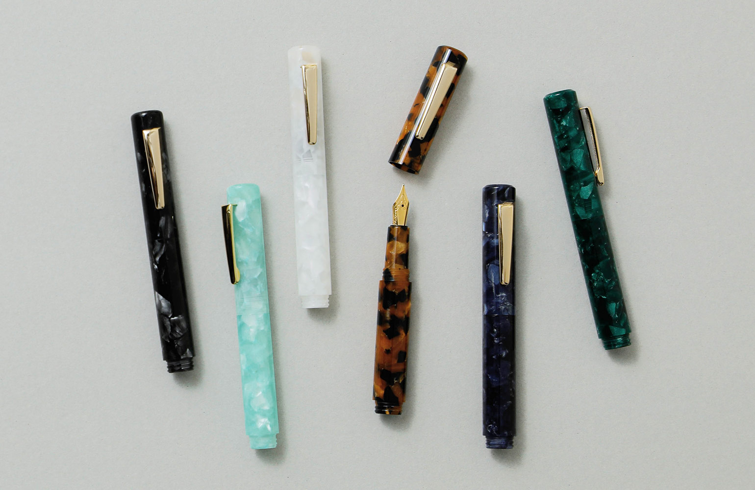 attaché〉の「マーブル万年筆」にクラシカルな新色ブラウンが